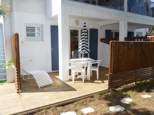 Outdoor dining - Vrbo Property (Les Mathes)