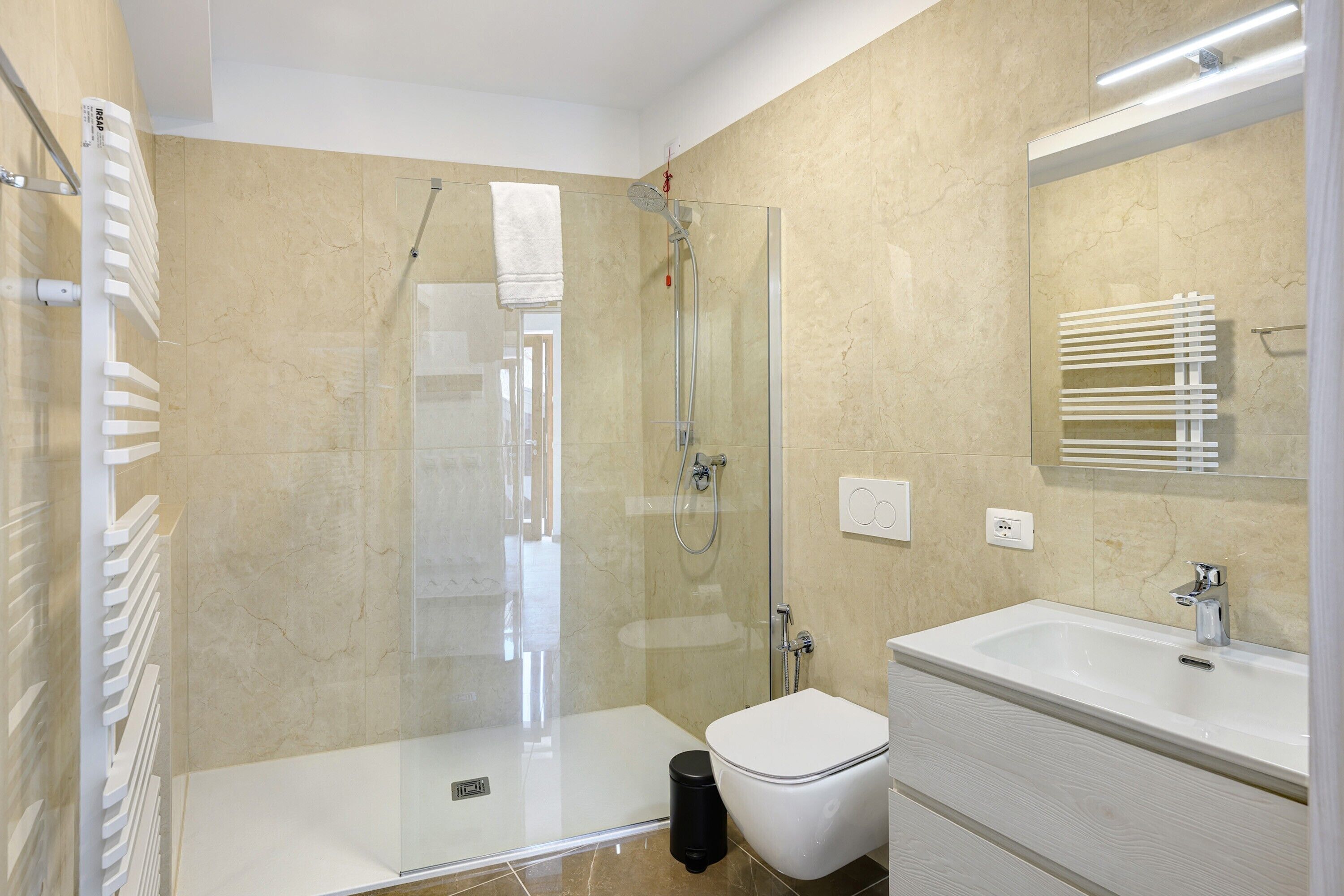Douche, sèche-cheveux, serviettes fournies