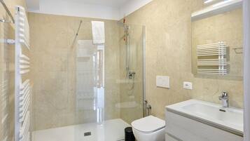 Douche, sèche-cheveux, serviettes fournies
