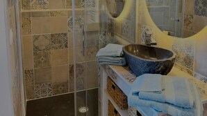 シャワー、タオル、トイレットペーパー