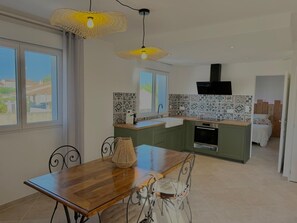 Private kitchen - Vrbo Property (Pélissanne)