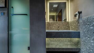Habitación estándar con 2 camas individuales, vista al parque | Baño | Pantuflas