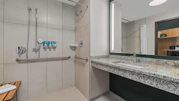 Toalhas de banho, sabonete, shampoo, papel higiênico