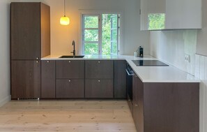 Wasserkocher mit Kaffee-/Teezubehör, Kühlschrank, Geschirrspüler