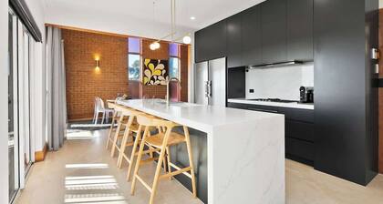 Panorama 5BR, Hills & city views, sleeps 10