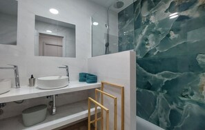 Shower, hair dryer - 3 bedroom beautiful apartment in Torremolinos (Torremolinos)