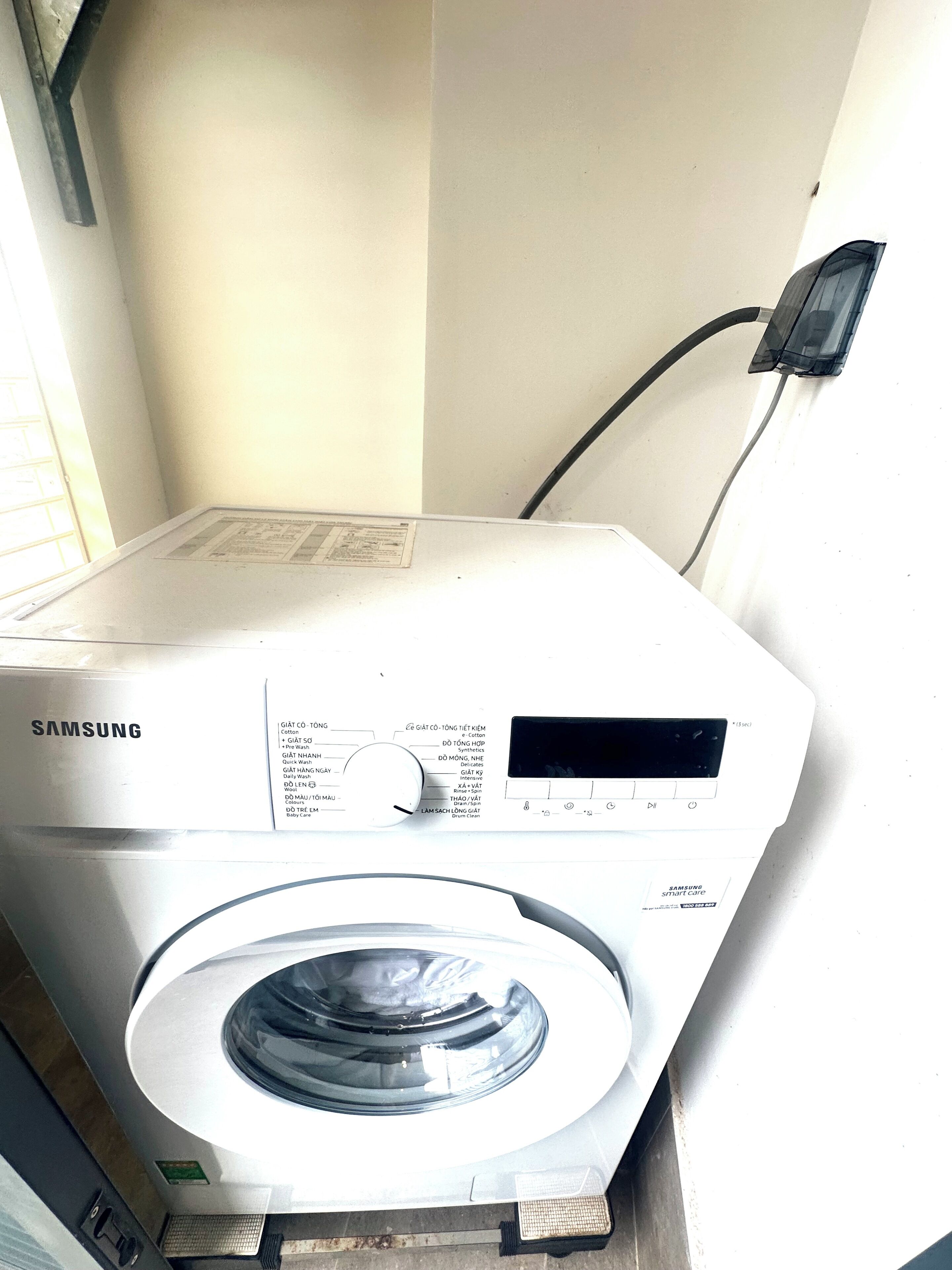 Eine Samsung Waschmaschine mit Bedienfeld, Digitalanzeige und transparenter Tür.