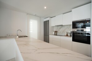 Wasserkocher mit Kaffee-/Teezubehör, Kühlschrank, Mikrowelle, Ofen