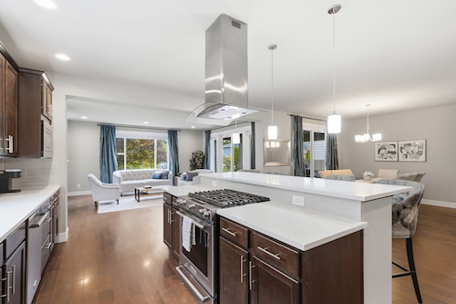 5BR Home near Tacoma Dome & Wild Waves-Sleeps 14