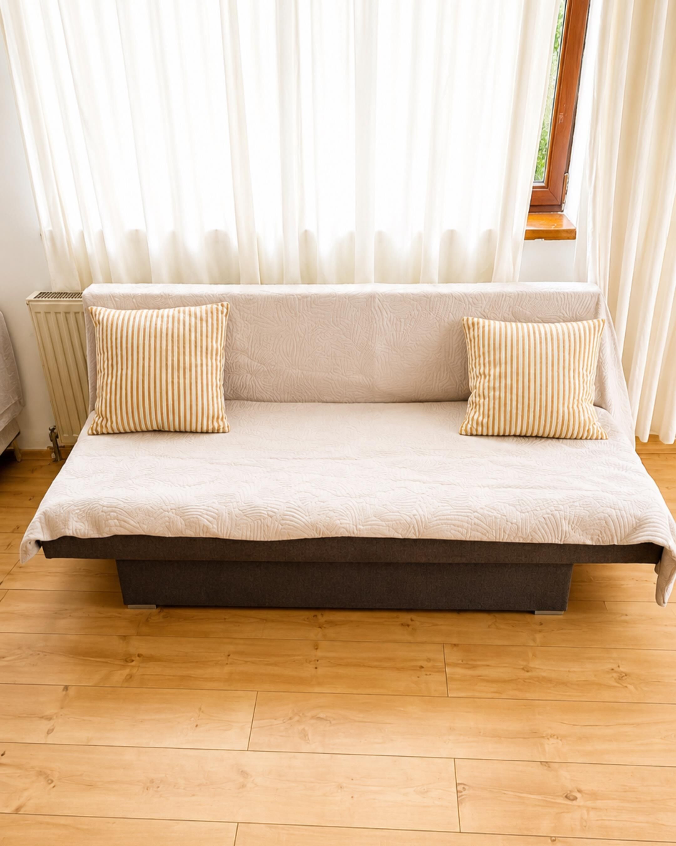 Habitación básica | Tabla de planchar con plancha 