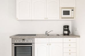 Frigorífico, microondas, horno y placa de cocina