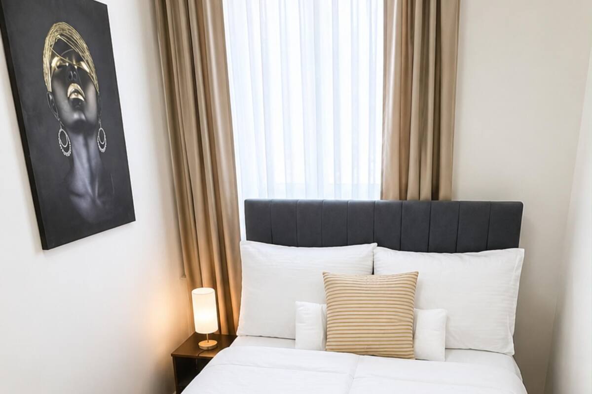 Basic Room | Iron/ironing board (on request)
