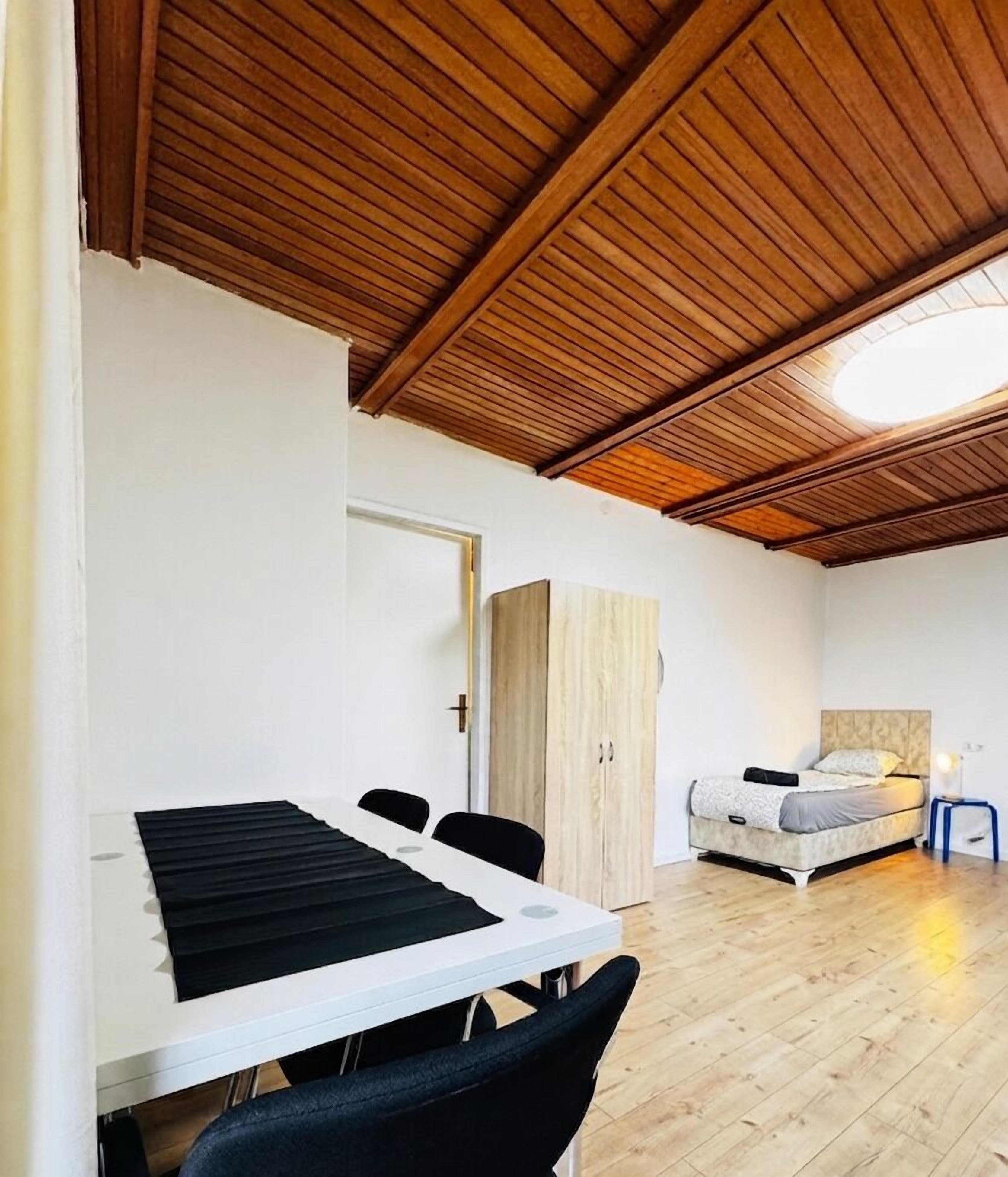 Basic Room | Iron/ironing board (on request)