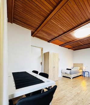 Basic Room | Iron/ironing board (on request) - Charming House with Garden Access (Wien)