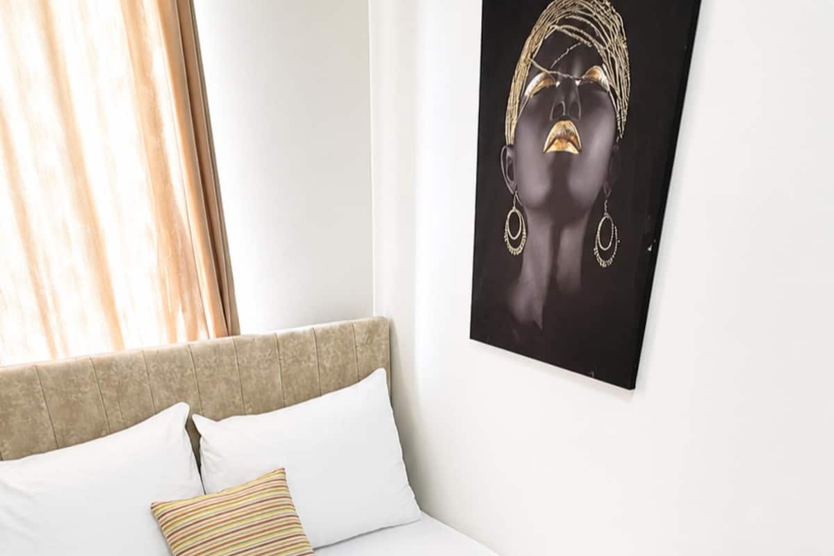 Basic Room | Iron/ironing board (on request)