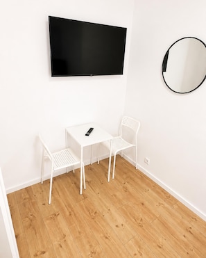 Basic Room | Iron/ironing board (on request) - Charming House with Garden Access (Wien)
