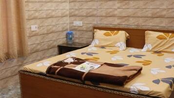 Chambre Deluxe | Lits pliants/supplémentaires, draps fournis