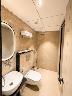 Shower, free toiletries, towels, soap - Fun Hotels Gandhinagar (Gandhinagar)