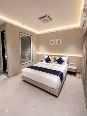 Desk, laptop workspace - Fun Hotels Gandhinagar (Gandhinagar)