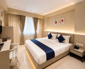 Desk, laptop workspace - Fun Hotels Gandhinagar (Gandhinagar)