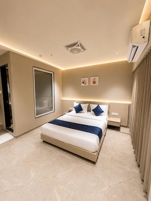 Desk, laptop workspace - Fun Hotels Gandhinagar (Gandhinagar)