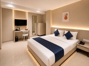 Desk, laptop workspace - Fun Hotels Gandhinagar (Gandhinagar)