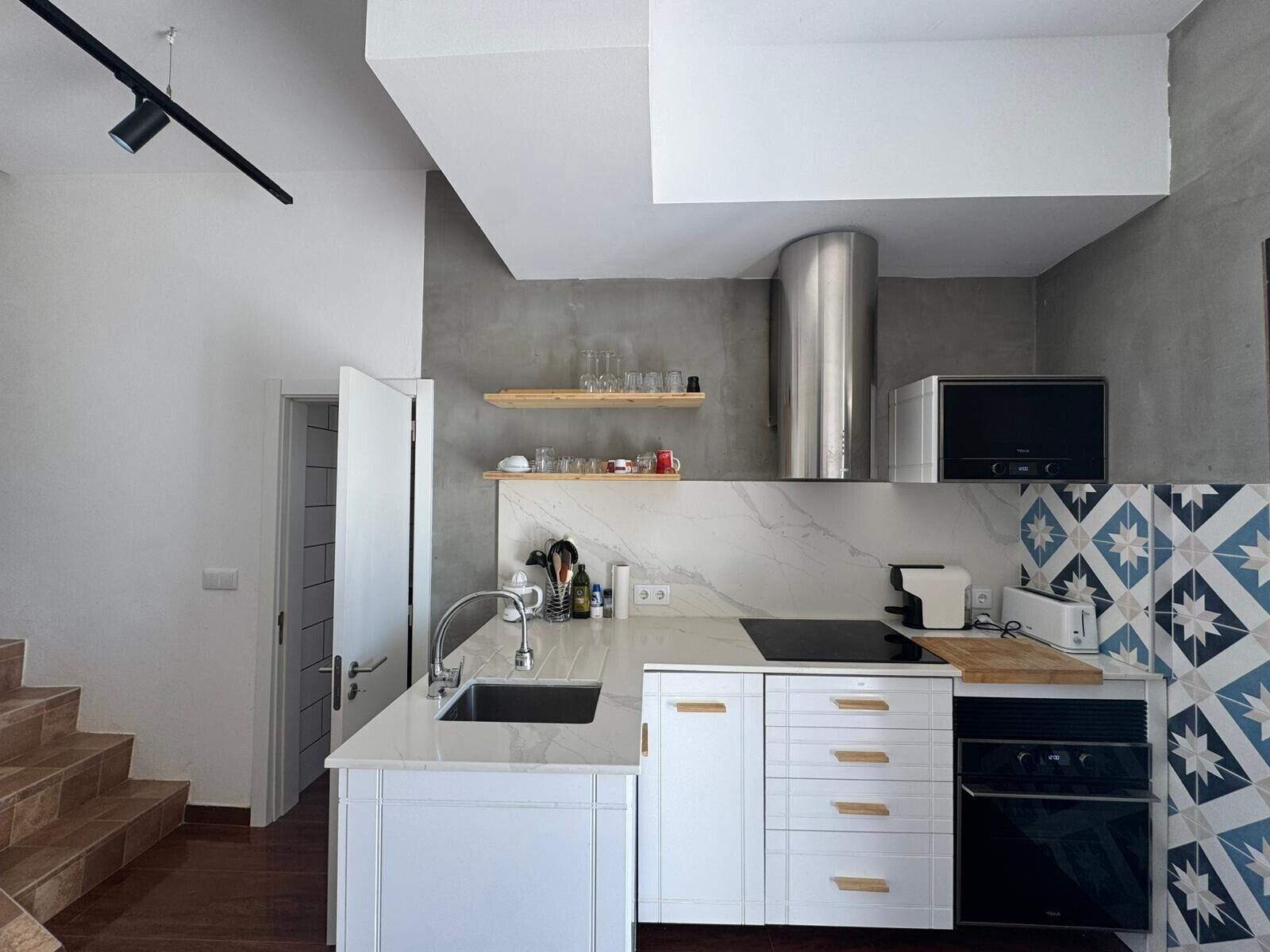 Réfrigérateur, un four, surface de cuisson, lave-vaisselle