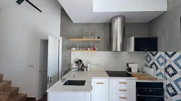 Réfrigérateur, un four, surface de cuisson, lave-vaisselle
