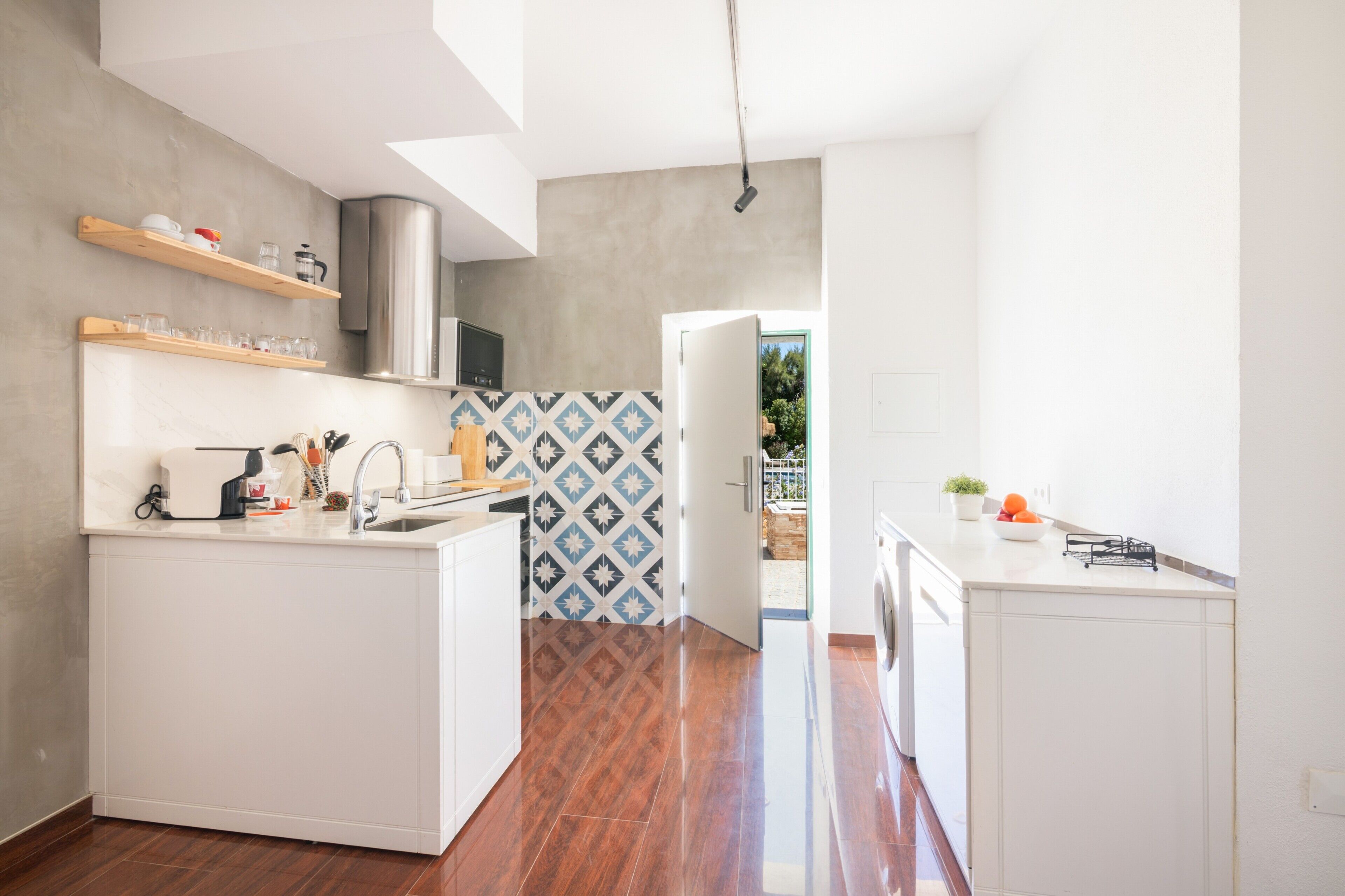 Coffee/tea maker, fridge, oven, stovetop