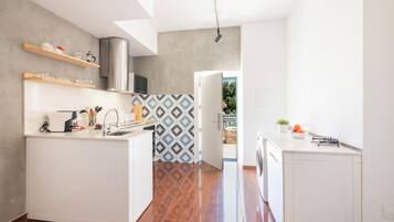 Coffee/tea maker, fridge, oven, stovetop