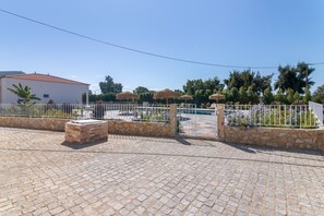 Terrace/patio - Holiday Home 'Vila Salero 10' with Shared Pool, Wi-Fi and Air Conditioning (Moncarapacho)