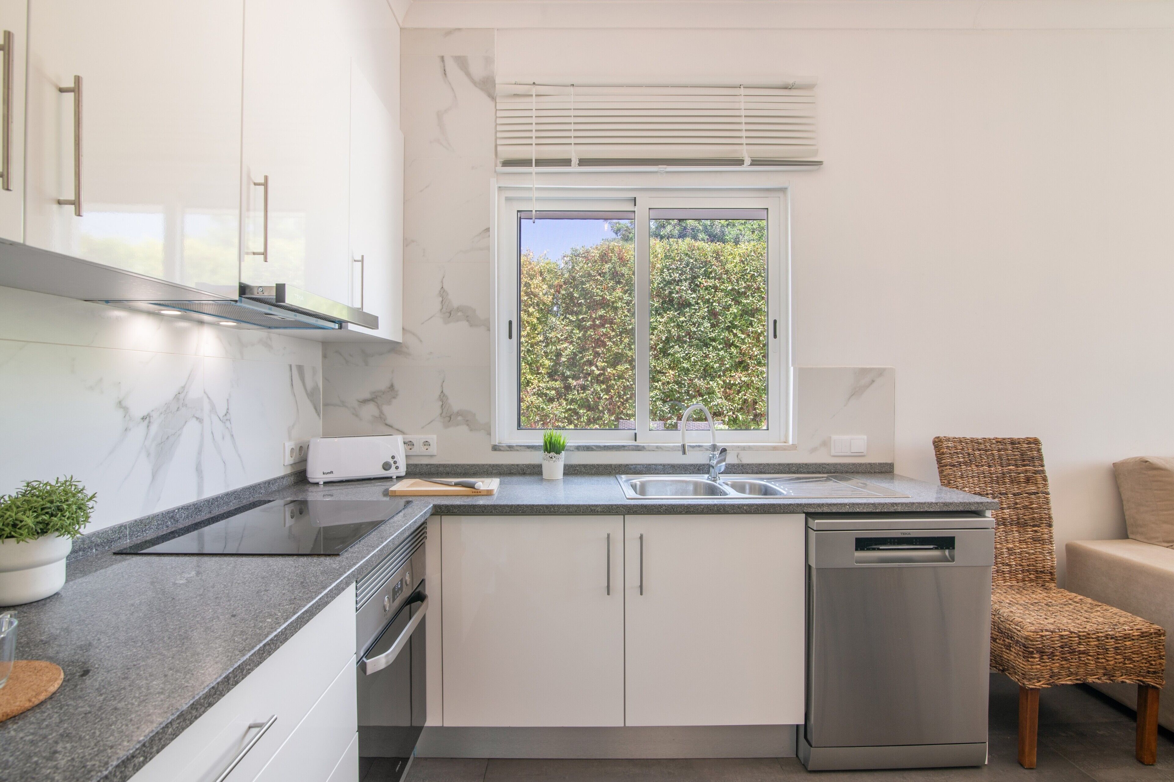 Coffee/tea maker, fridge, oven, stovetop