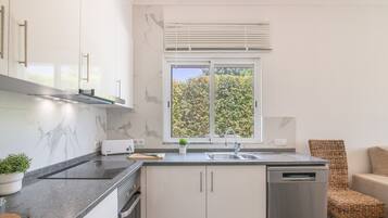 Coffee/tea maker, fridge, oven, stovetop