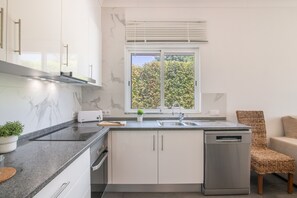 Coffee/tea maker, fridge, oven, stovetop - Holiday Home 'Vila Salero 10' with Shared Pool, Wi-Fi and Air Conditioning (Moncarapacho)