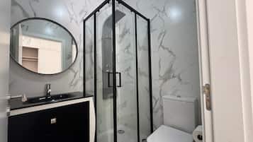 Douche, sèche-cheveux, serviettes fournies
