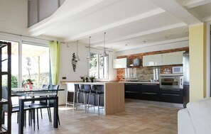 Wasserkocher mit Kaffee-/Teezubehör, Kühlschrank, Mikrowelle, Herdplatte