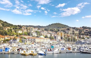 A marina filled with boats, surrounded by a densely packed hillside town with historic buildings. - 2 bedroom stunning home in Imperia (Imperia)