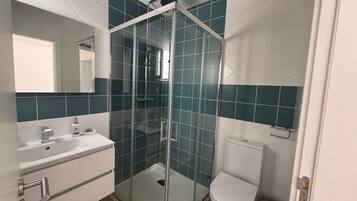 Shower, hair dryer, towels