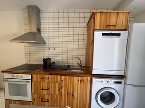Fridge, oven, stovetop, dishwasher - Holiday Home 'Vila Salero 4' with Shared Pool, Wi-Fi and Air Conditioning (Moncarapacho)