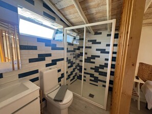 Shower, hair dryer, towels - Holiday Home 'Vila Salero 4' with Shared Pool, Wi-Fi and Air Conditioning (Moncarapacho)