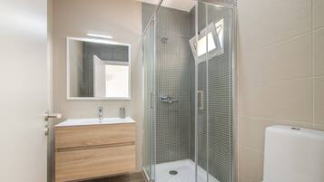 Douche, sèche-cheveux, serviettes fournies