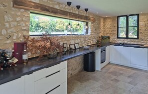 Coffee/tea maker, fridge, microwave, oven - Lovely home in Clef Vallée d'Eure (Clef Vallée d'Eure)