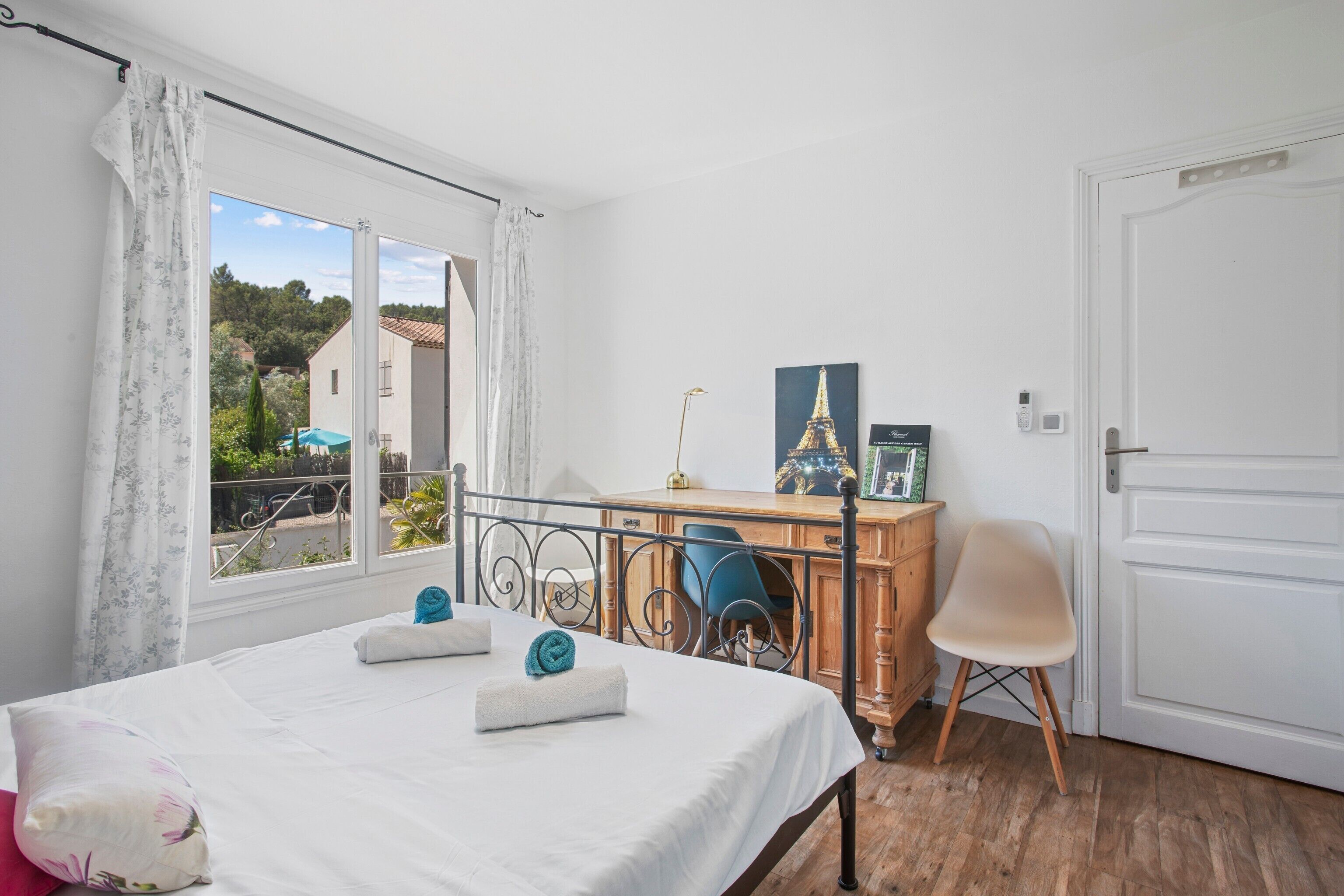 Iron/ironing board, WiFi, bed sheets