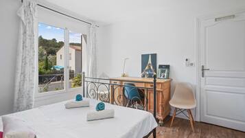 Iron/ironing board, WiFi, bed sheets