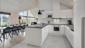 Cafetière-théière, réfrigérateur, four à micro-ondes, surface de cuisson