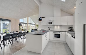 Coffee/tea maker, fridge, microwave, stovetop - Beautiful home in Idestrup with sauna (Idestrup)