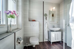 Bathroom - Vrbo Property (Ostseebad Prerow)