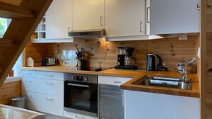Wasserkocher mit Kaffee-/Teezubehör, Kühlschrank, Mikrowelle, Ofen