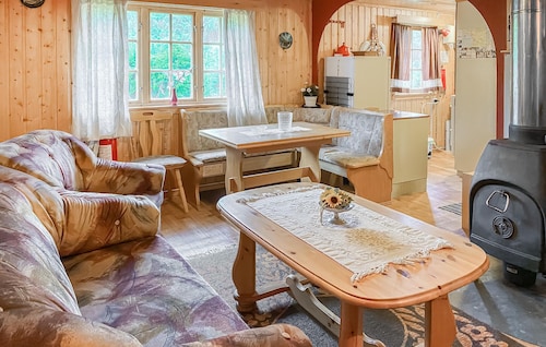 4 bedroom lovely home in Nordfjordeid