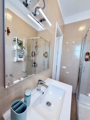 Een douche, een haardroger, een bidet, handdoeken